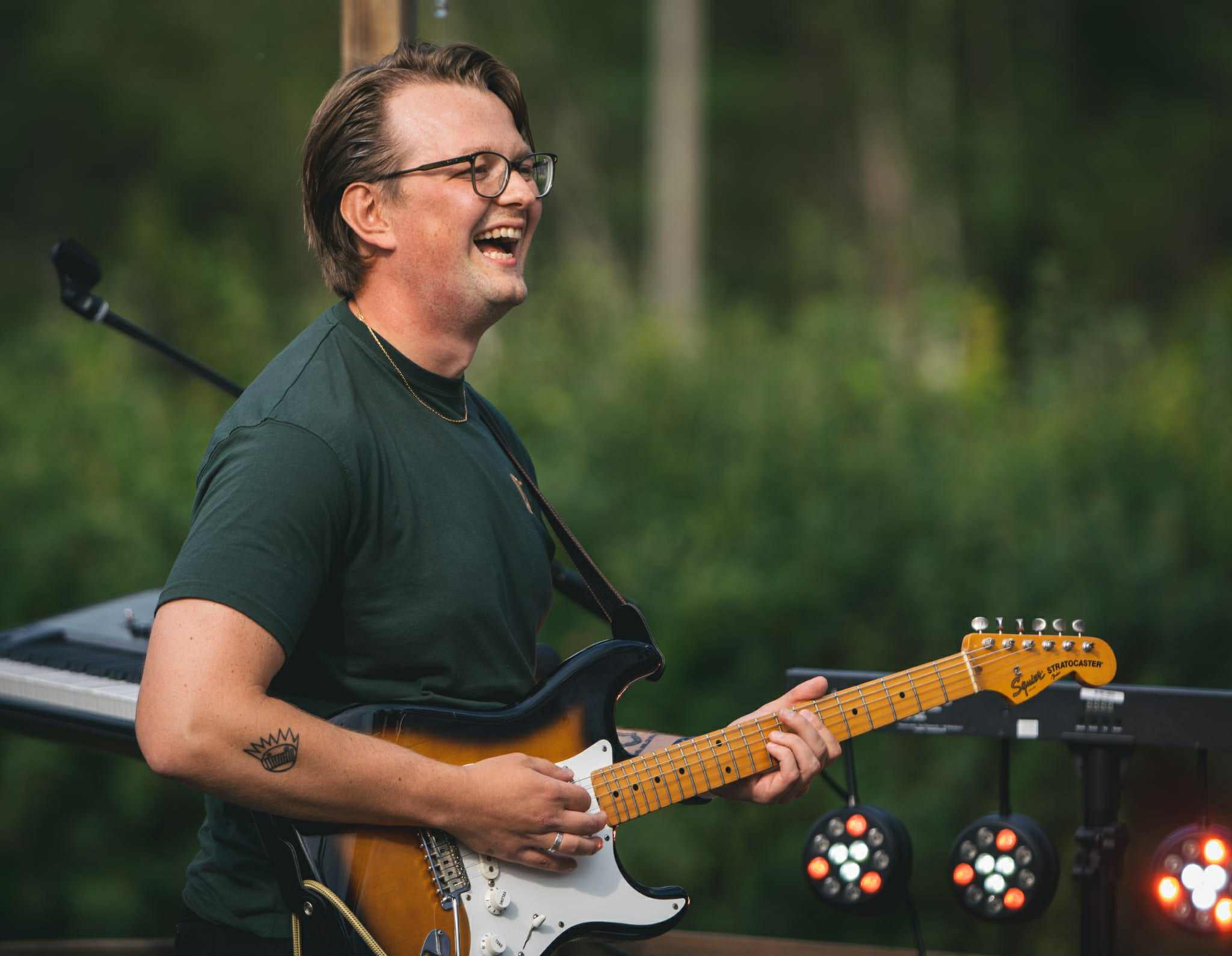 Åke Gauffin playing guitar
